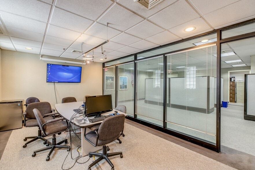 More Photos Of 210 Hanse Ave, Freeport Warehouse For Lease