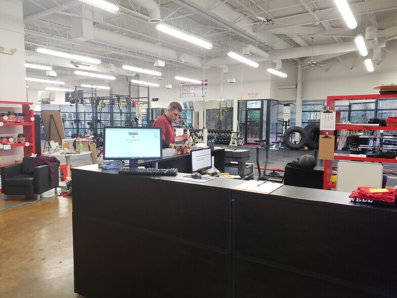 More Photos Of 7840 Roswell Rd, Sandy Springs Office For Sale