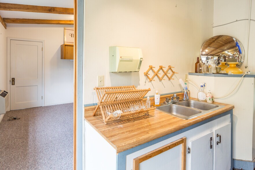 More Photos Of 802 Washington St, Port Townsend General Retail For Sale