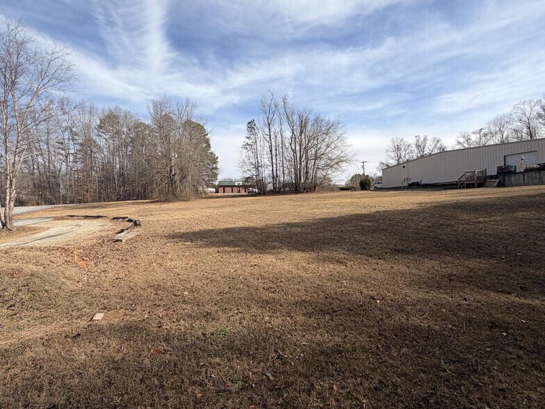 More Photos Of 514 Concord Industrial Dr, Seneca Flex For Sale