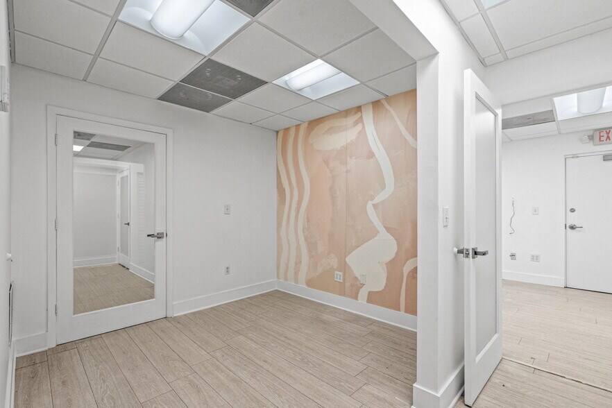 More Photos Of 6330 Manor Ln, South Miami Office For Lease