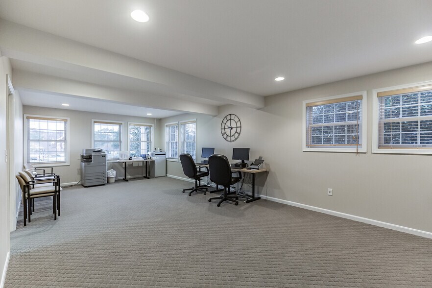 More Photos Of 10425 Southern Maryland Blvd, Dunkirk Medical For Lease