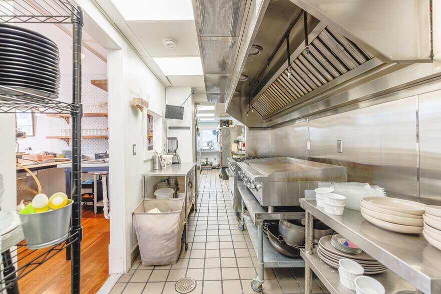 More Photos Of 9 W 43rd St, Savannah Office For Lease