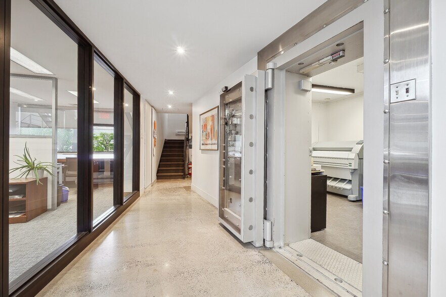 More Photos Of 2119 Rue Sainte-Hélène, Longueuil Office For Lease