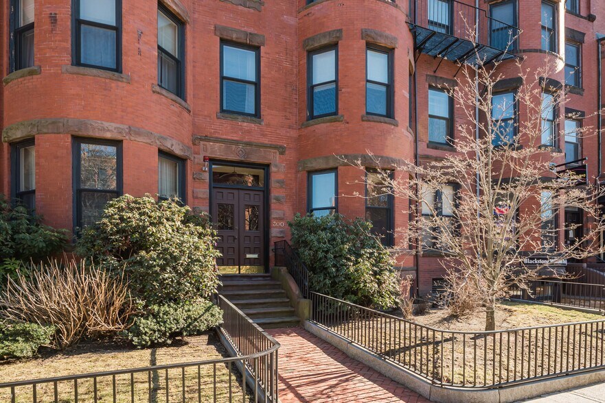 Primary Photo Of 298-300 Newbury St, Boston Schools For Sale