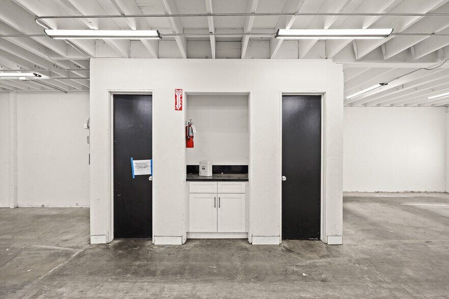 More Photos Of 2702 Saint Louis Ave, Signal Hill Warehouse For Lease