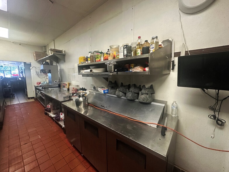 More Photos Of 1695-1699 W San Carlos St, San Jose General Retail For Lease