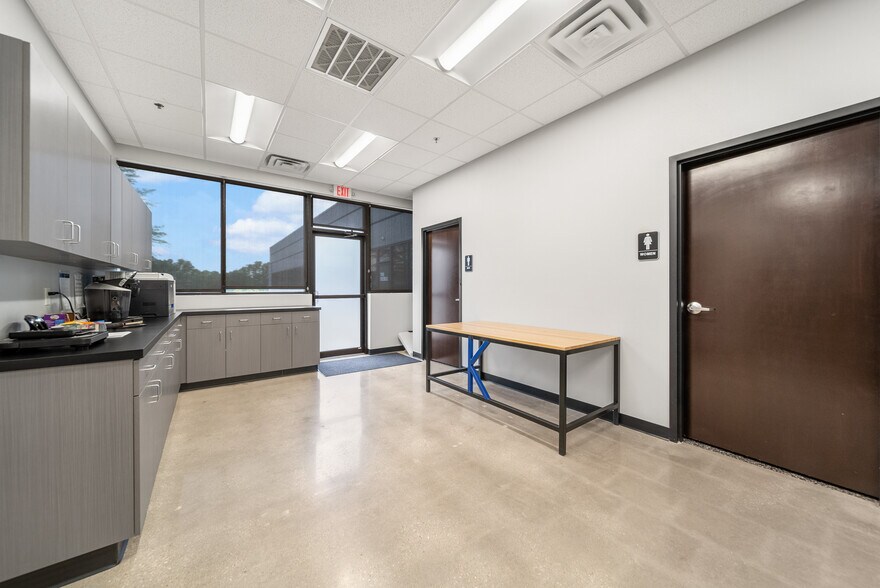 More Photos Of 210 SE 34th St, Bentonville Office For Sale