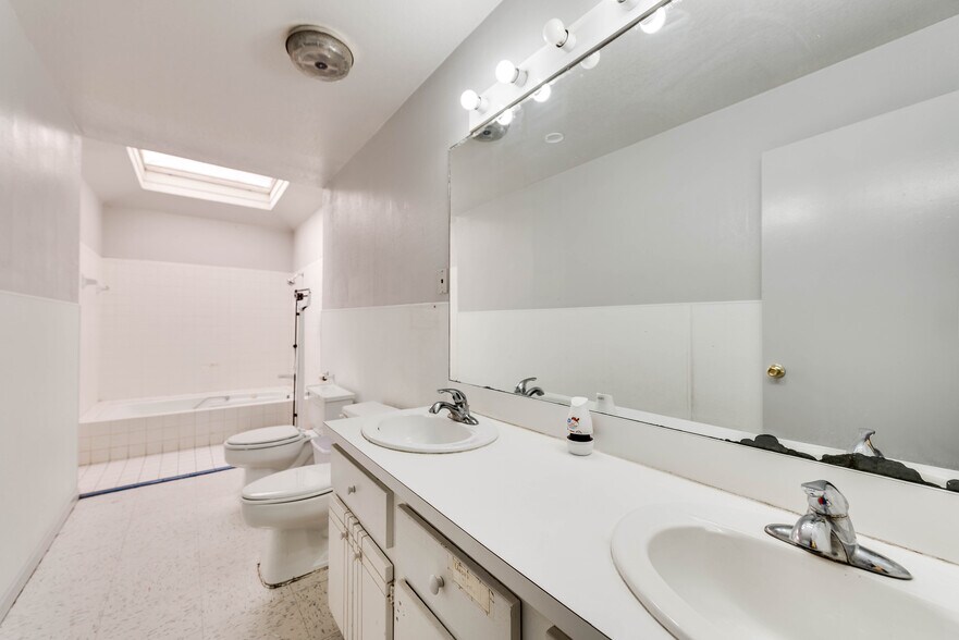 More Photos Of 1005 Austin St, Midland Storefront For Sale