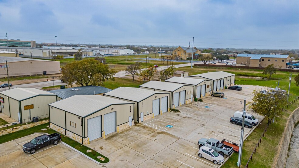 More Photos Of 132 N Grants Ln, White Settlement Flex For Sale