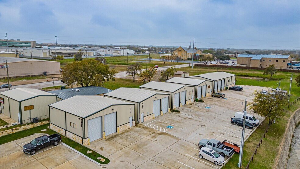 More Photos Of 132 N Grants Ln, White Settlement Flex For Lease