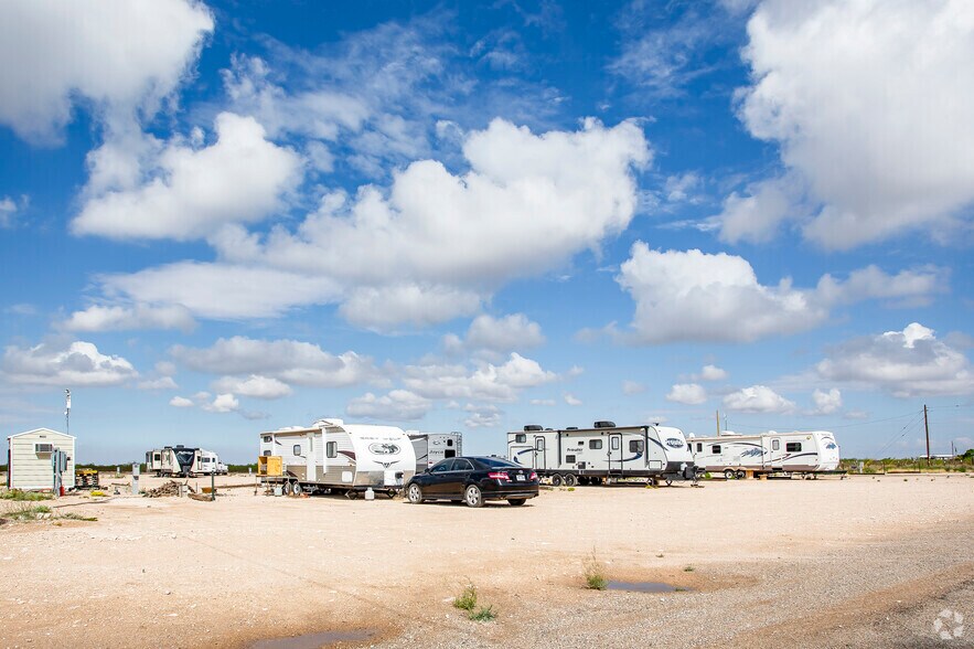 More Photos Of 801 Woodard St, Pyote Trailer Camper Park For Sale