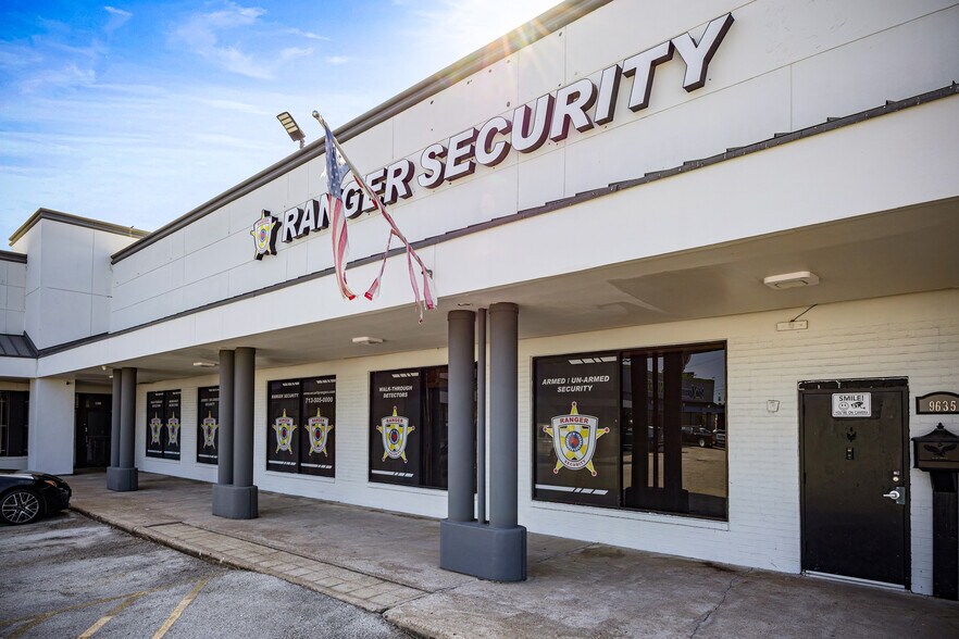 More Photos Of 9615-9695 Southwest Fwy, Houston Storefront For Lease