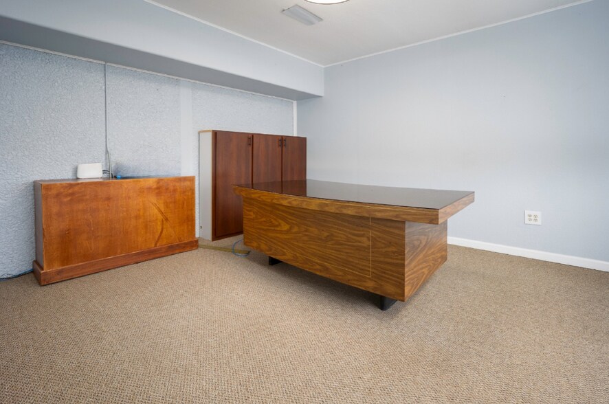 More Photos Of 401 S Ranchwood Blvd, Yukon Flex For Sale