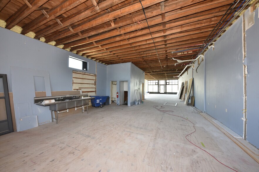 More Photos Of 700 N Wisconsin St, Port Washington Flex For Lease
