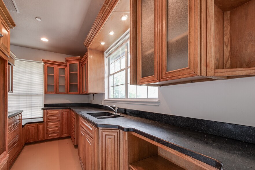 More Photos Of 16111 Porter Ln, Porter Flex For Sale