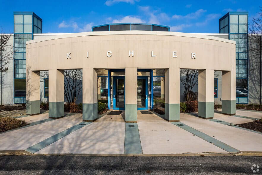 More Photos Of 7711 E Pleasant Valley Rd, Independence Showroom For Lease