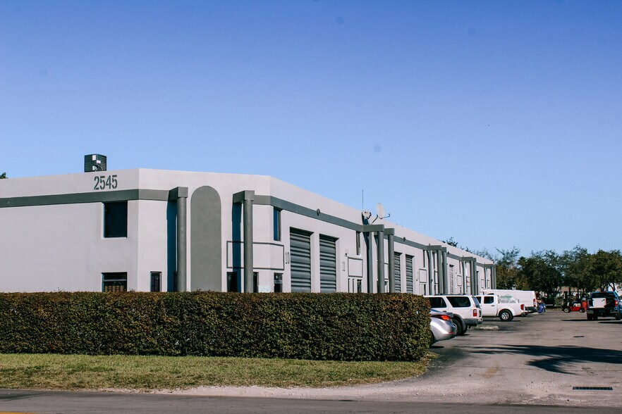 Primary Photo Of 2545 W 80th St, Hialeah Warehouse For Lease
