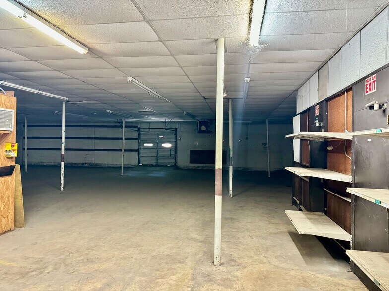 More Photos Of 900 Bonham St, Paris Showroom For Lease