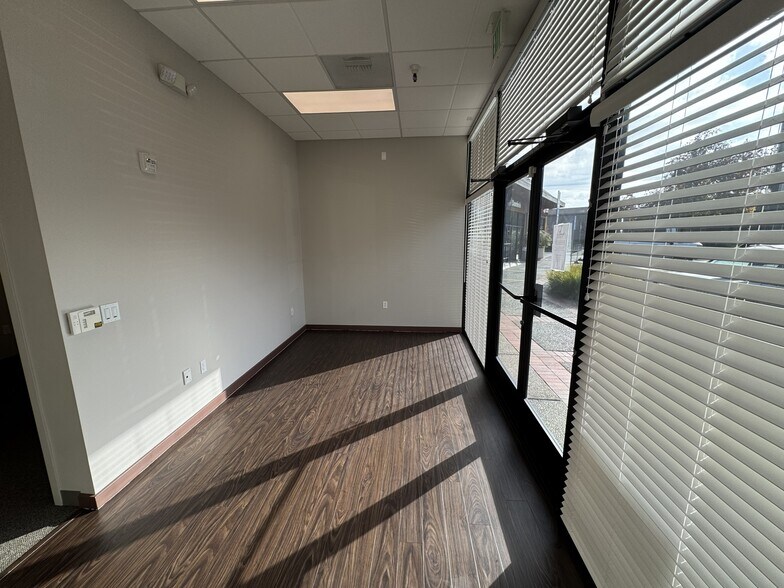 More Photos Of 975 Diablo Ave, Novato Freestanding For Lease