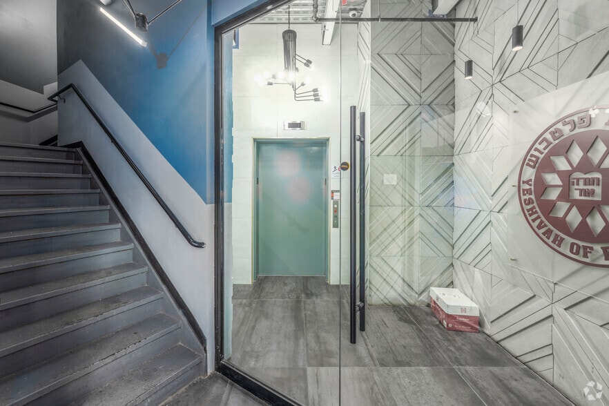 More Photos Of 975A E 13th St, Brooklyn Storefront Retail Office For Lease