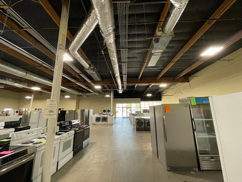 More Photos Of 4825 Commercial St SE, Salem Freestanding For Lease