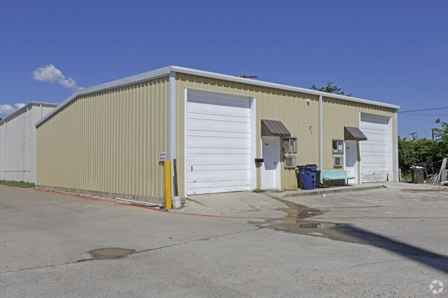 More Photos Of 415-453 N Briery Rd, Irving Warehouse For Lease