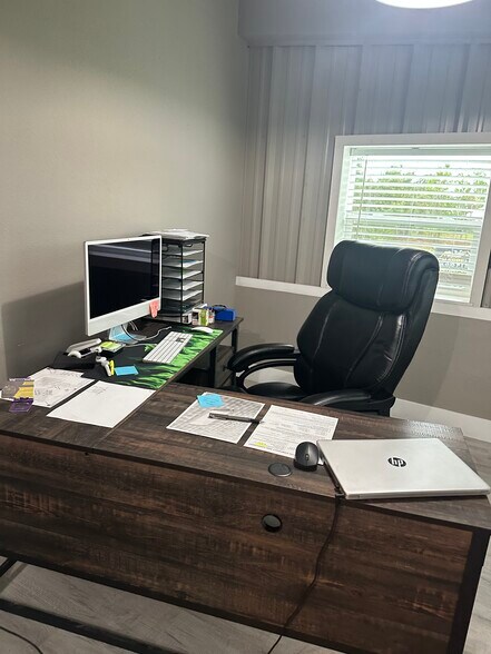 More Photos Of 6304 Tropicaire Blvd, North Port Showroom For Lease