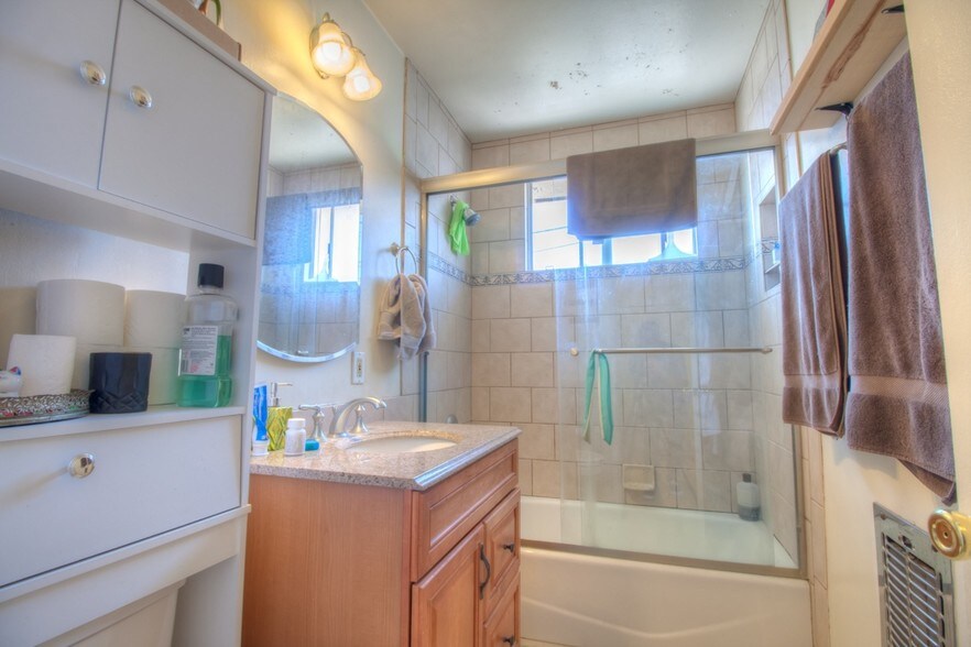 More Photos Of 1421 S Shenandoah St, Los Angeles Apartments For Sale