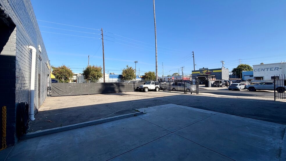 More Photos Of 14850 Calvert St, Van Nuys Service For Lease
