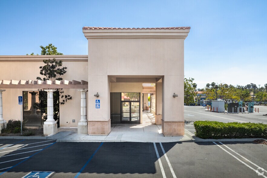 More Photos Of 640 Hacienda Dr, Vista Storefront For Sale