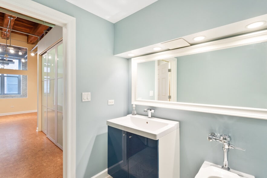 More Photos Of 824 W Superior St, Chicago Office Residential For Sale