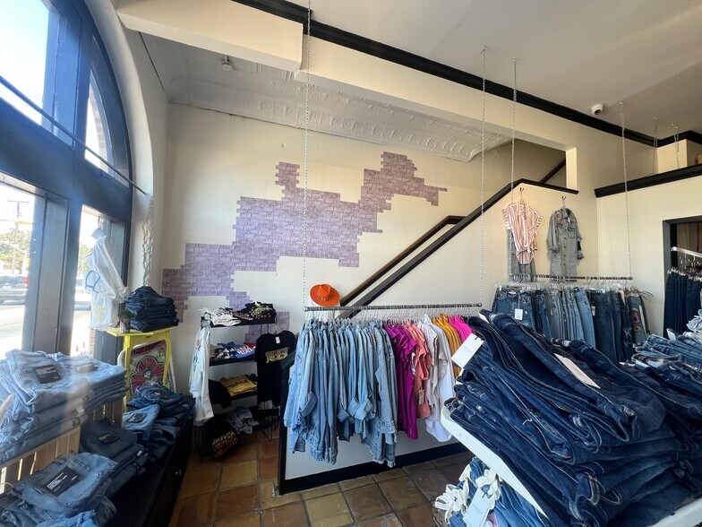 More Photos Of 1305 S 1st St, Abilene General Retail For Sale