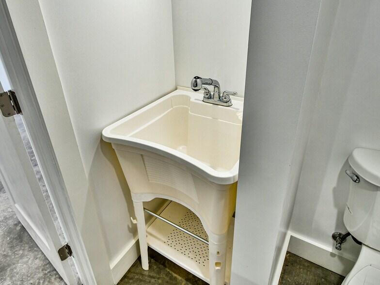 More Photos Of 515 11th St SE, Washington Storefront Retail Office For Sale