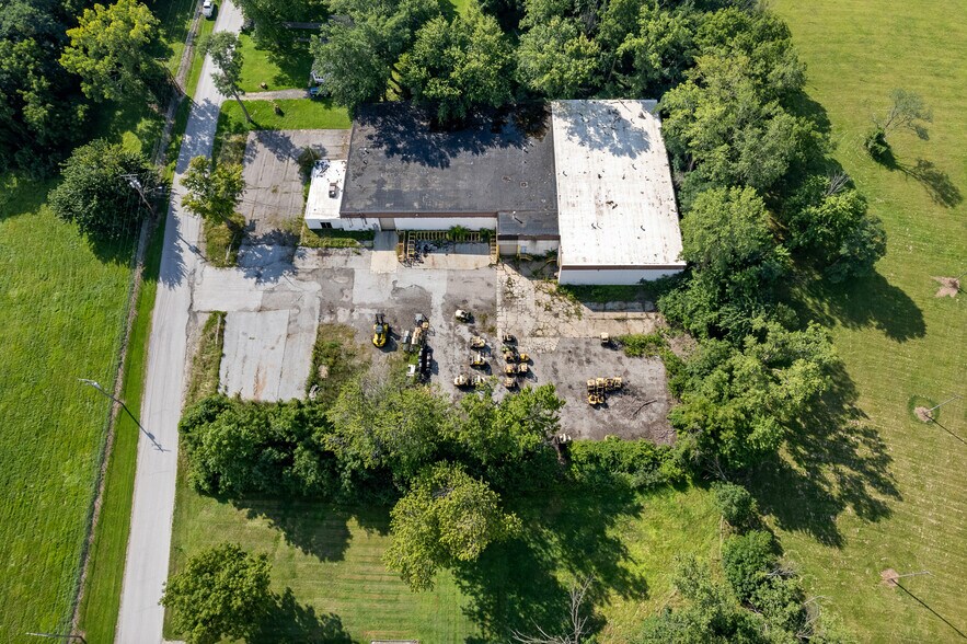 More Photos Of 60 Williams St, Grand River Warehouse For Sale