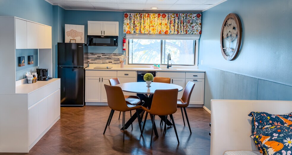 More Photos Of 855 N 5th St, Custer Hotel For Sale