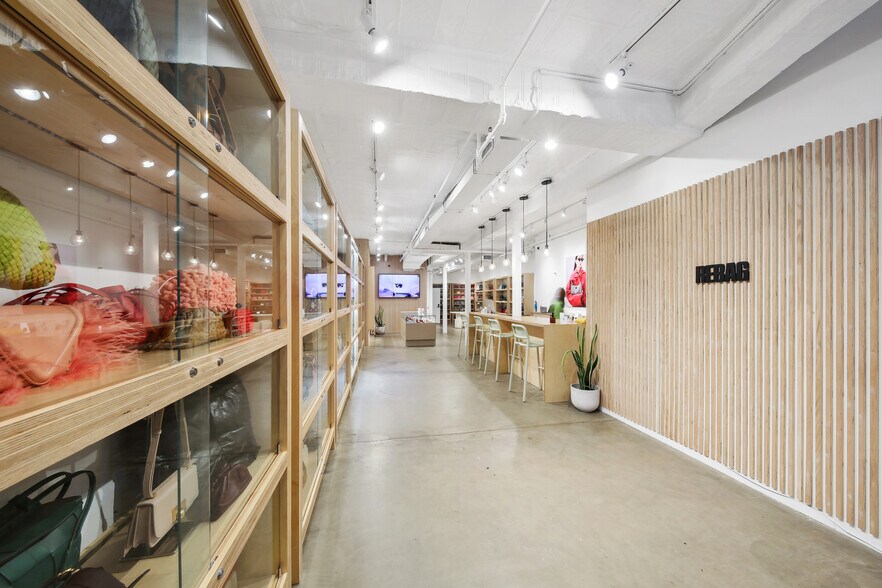 More Photos Of 390 W Broadway, New York Apartments For Lease