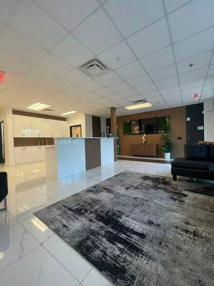 More Photos Of 7075 Kingspointe Pky, Orlando Showroom For Sale