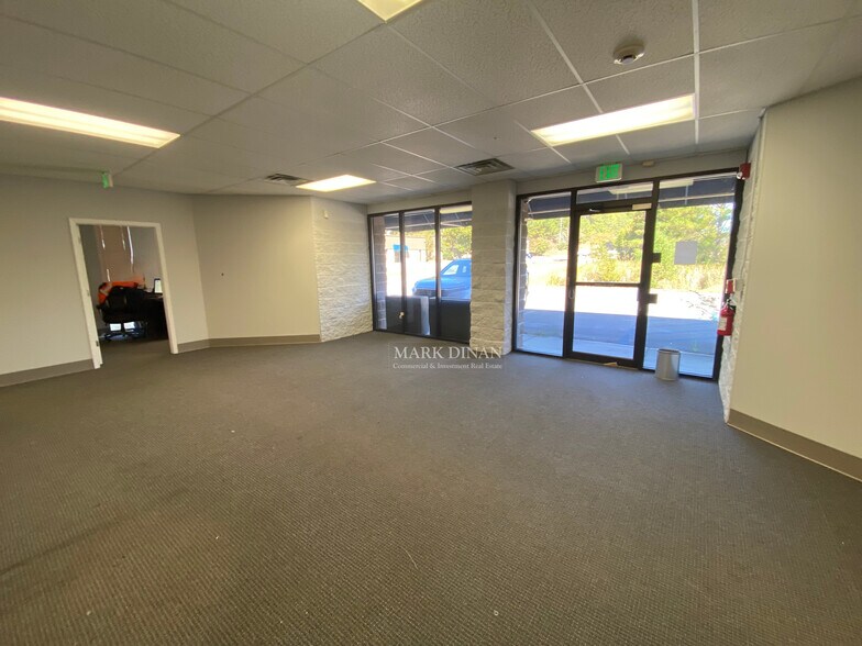 More Photos Of 2148 Pelham Pky, Pelham Flex For Lease