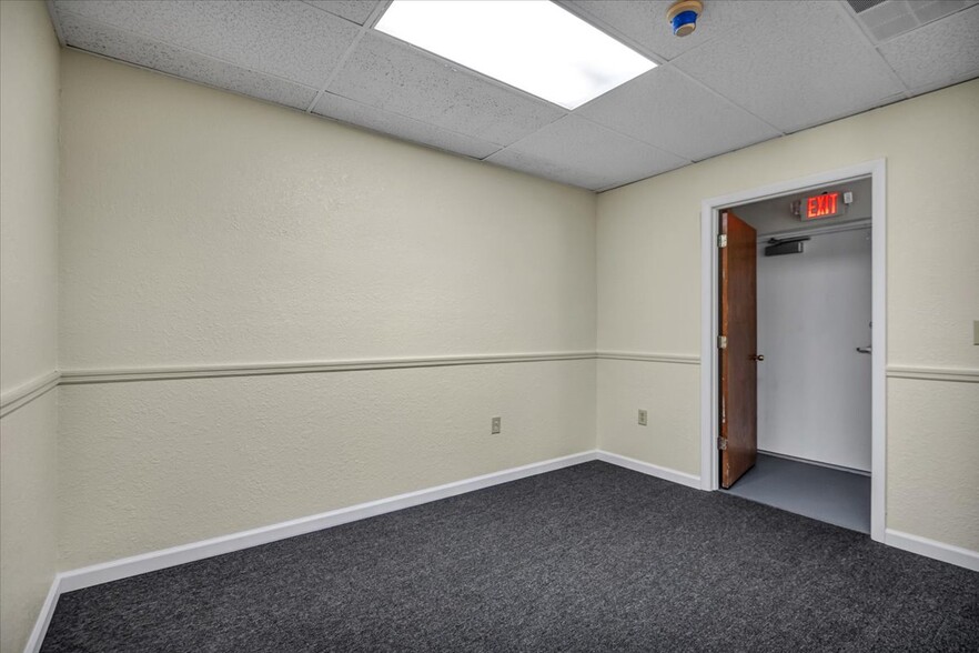 More Photos Of 2131-2143 S Tamiami Trl, Venice Storefront Retail Office For Sale