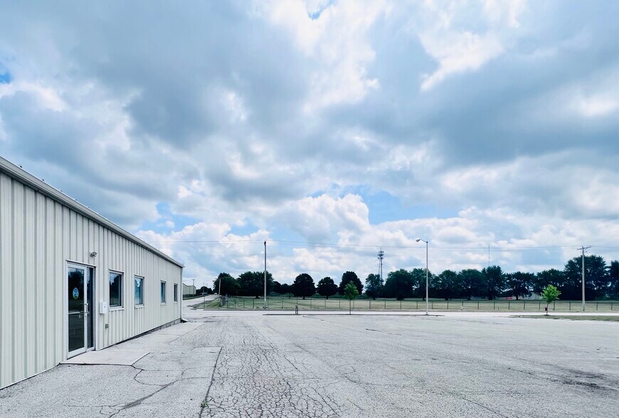 More Photos Of 900 Green Valley Rd, Beaver Dam Flex For Lease