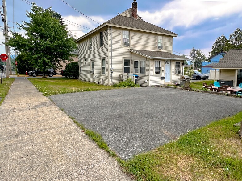 More Photos Of 77 Canada St, Lake George General Retail For Sale
