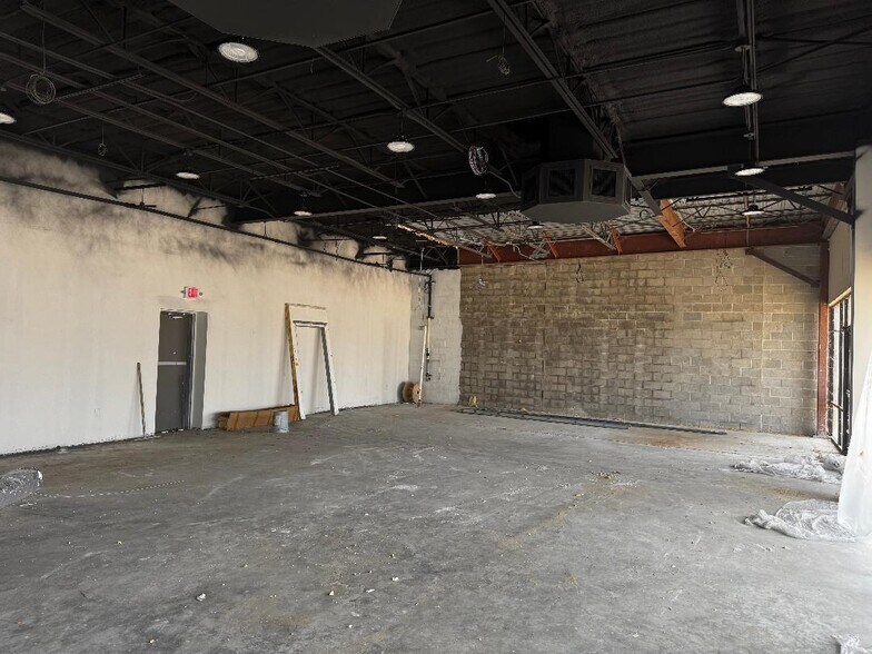 More Photos Of 6707 Canal St, Houston Storefront For Lease