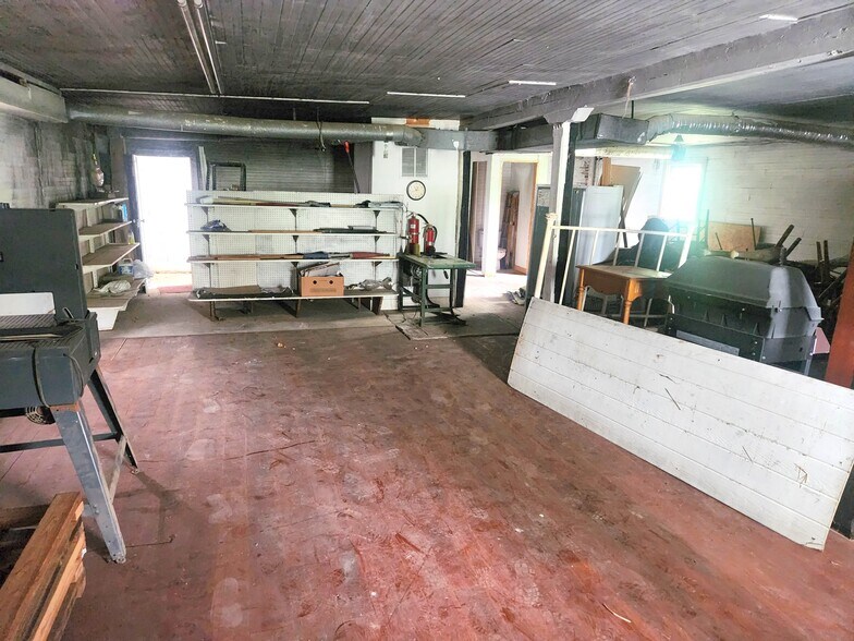 More Photos Of 26500 Clarksburg Rd, Damascus Storefront Retail Residential For Sale