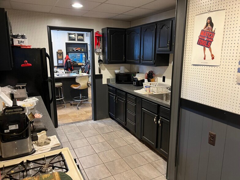 More Photos Of 2121 Ford Ave, Wyandotte Auto Repair For Sale