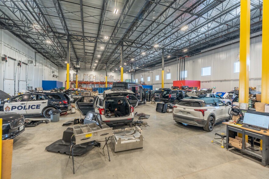 More Photos Of 379B Corduroy Rd, Ottawa Warehouse For Lease