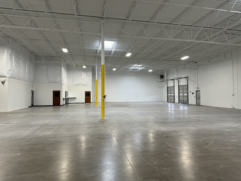 More Photos Of 2853 Dickerson Pky, Carrollton Light Distribution For Lease