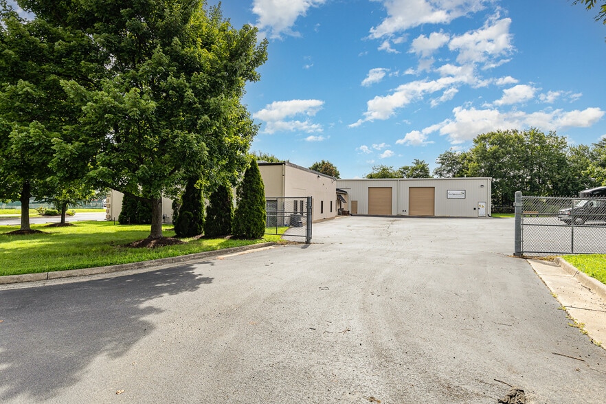 More Photos Of 100 Industrial Dr, Fredericksburg Showroom For Sale