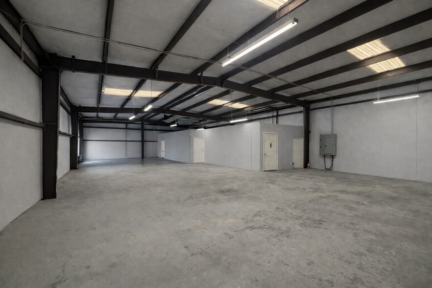 More Photos Of 3200 W Diamond St, Tucson Warehouse For Lease