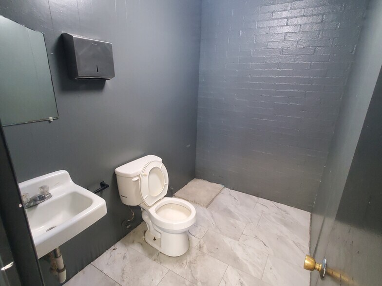 More Photos Of 1400 Shorter Ave NW, Rome Flex For Sale